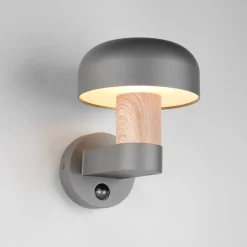 Utendørs vegglampe Fraser Sensor, grå/trelook, aluminium IP54 E27