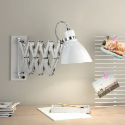 Uttrekkbar vegglampe Kordian i metall, hvit
