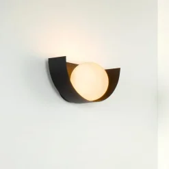 Vegglampe Benni med kuleskjerm av glass, svart