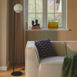 Wilson gulvlampe, metall, svart, kuppelskjerm i glass